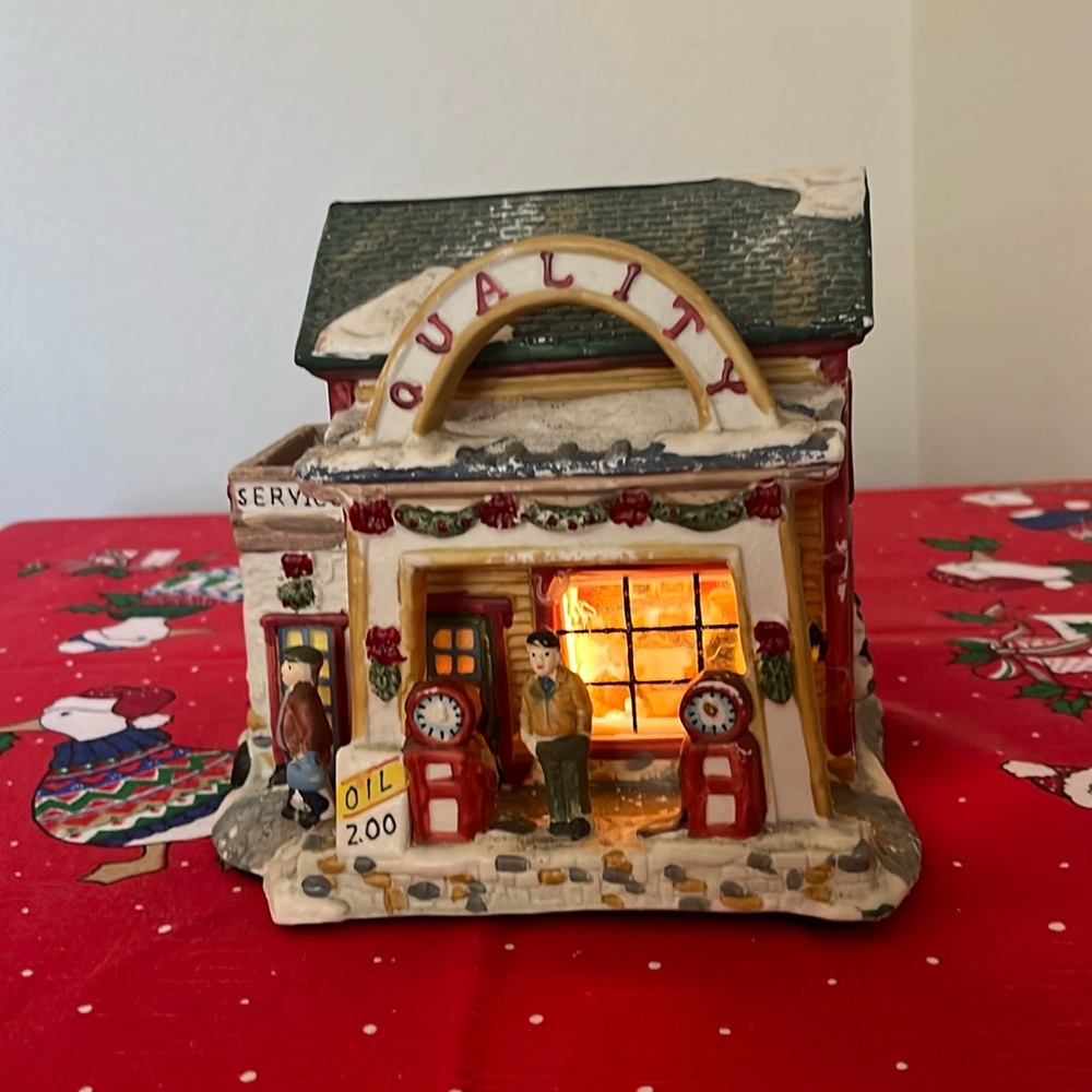 CHRISTMAS SERVICE STATION BUILDING